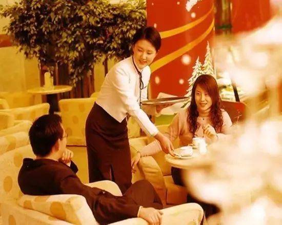 餐飲服務中的26個尷尬場景，優秀服務員一句話化解！